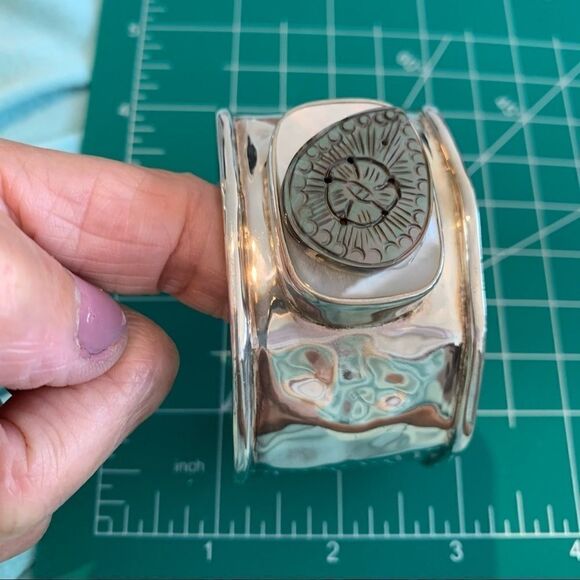 Vtg Red Envelope hammered silver mop bracelet - Picture 5 of 14